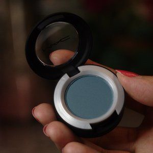 MAC - Eyeshadow - Blue Jeans - POWDER KISS SOFT MATTE EYE SHADOW
